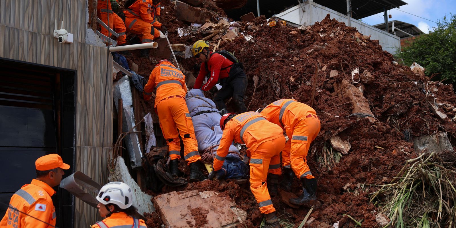 chuva-mata-55-pessoas-e-mobiliza-oito-frentes-de-resgate-em-minas
