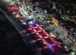 comlurb-recolhe-1,2-toneladas-de-lixo-das-praias-do-rio-no-reveillon